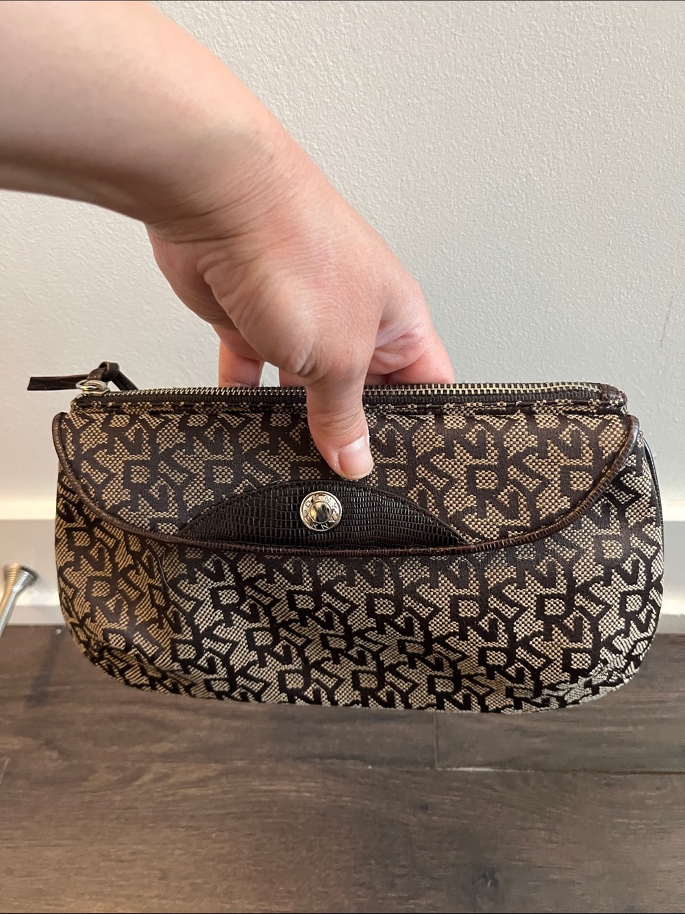 Y2K Dkny Brown & Cream Monogram Wristlet Clutch, like new - Picture 8 of 8